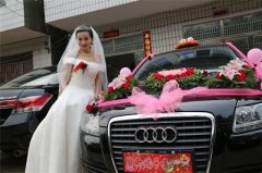 新娘婚车里能坐接亲的人吗