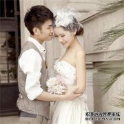拍婚纱照适合做什么发型