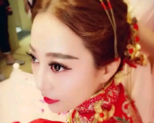 专业的彩妆师为你打造不一样的新娘