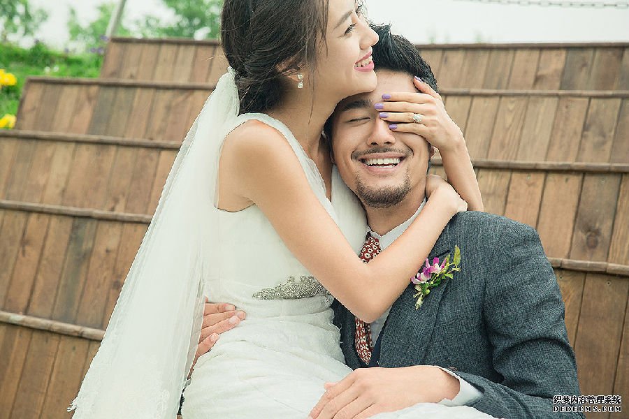 结婚戒指的戴法 结婚戒指应该怎么戴呢？.png