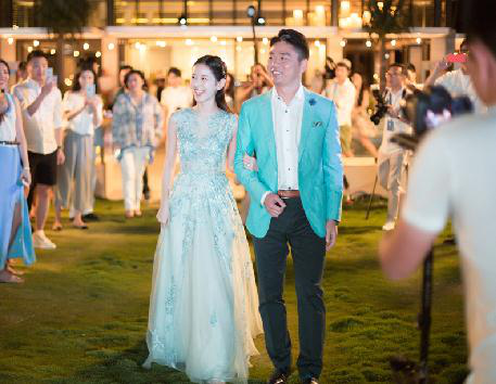 刘强东奶茶婚纱照2.png