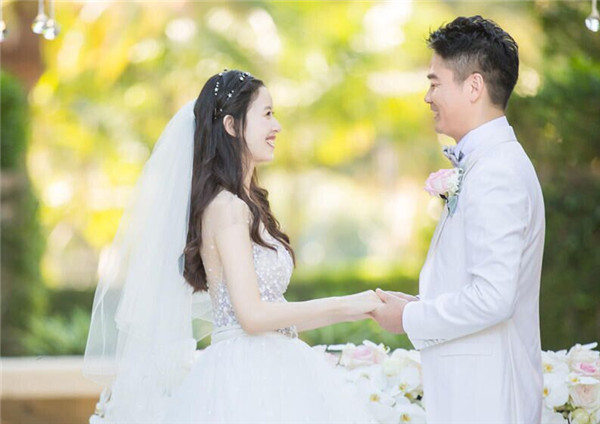 刘强东奶茶婚纱照4.png