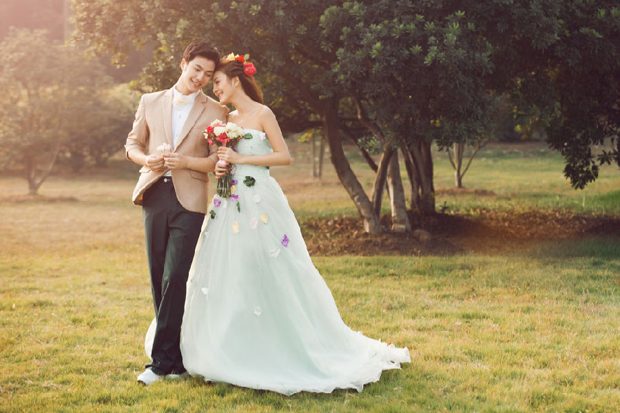 婚纱照怎么摆姿势.png